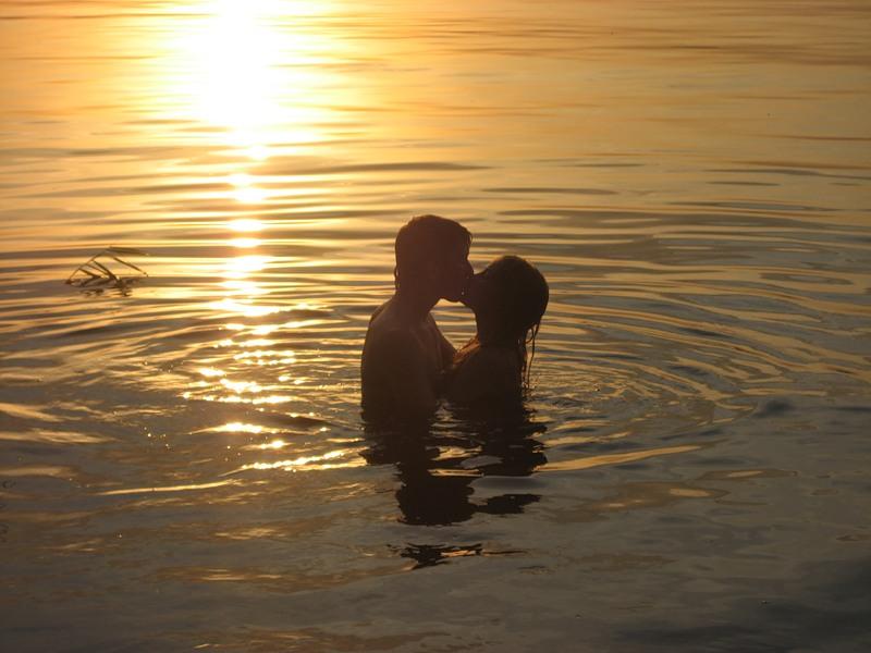 Пары купаются. Пара на озере. Влюбленные купаются в море. Влюблённые на море купаются. Влюбленные на берегу моря.