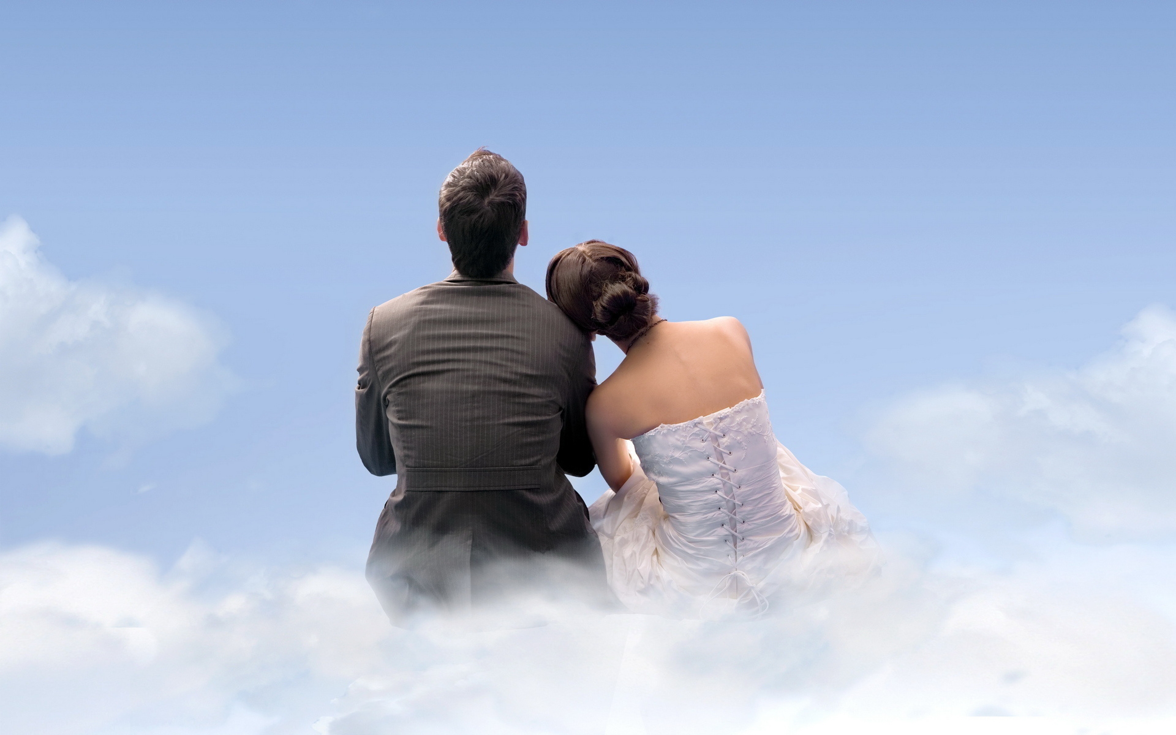 Картинка суть. Влюбленные в облаках. Женщина сидит на спине мужчины. Женщина мечтает о любви. Мужчина и женщина в облаках.