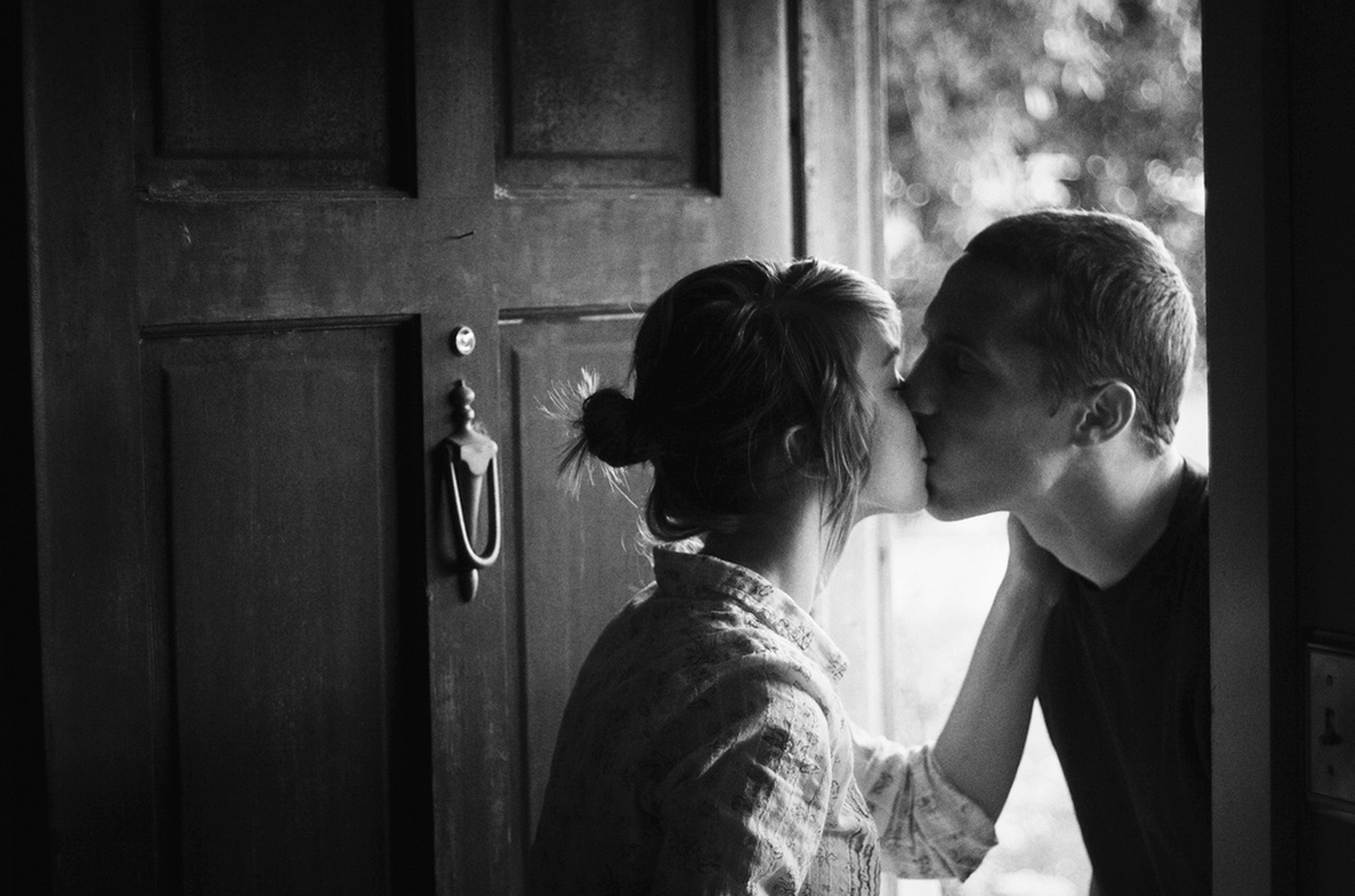Провожать возлюбленного. Мужчина и женщина на пороге. Поцелуй на пороге. Поцелуй у двери. Парень и девушка.