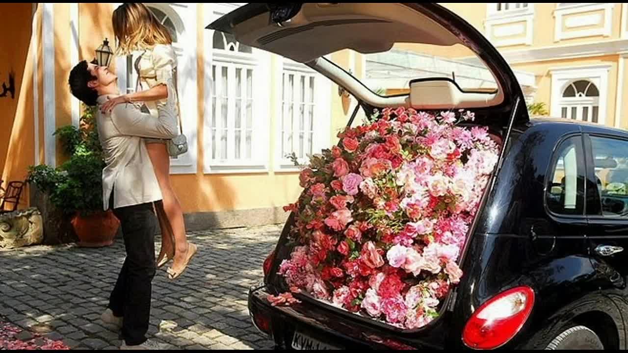Первый мне машину подарил а второй песня. Букет "девушке". Роскошные подарки для девушек. Парень дарит девушке цветы в машине. Мужчина дарит цветы и подарки.