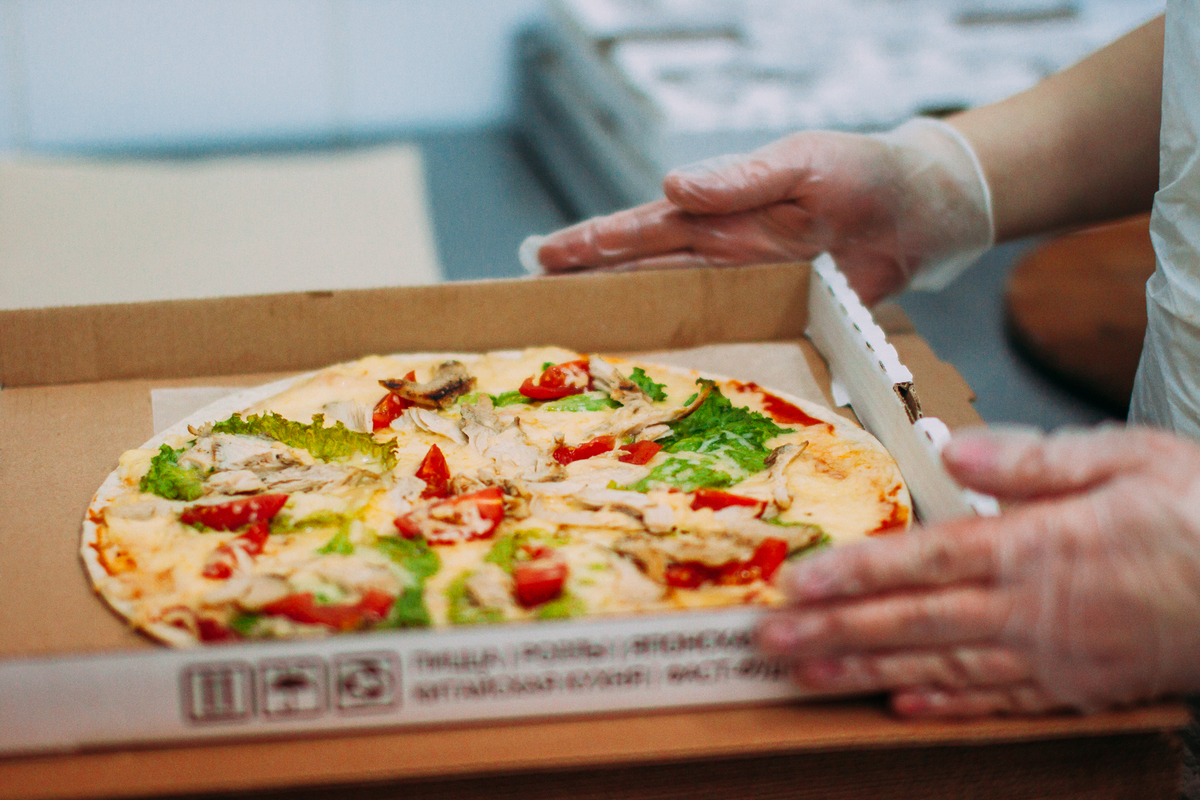 Удобство и вкус: плюсы доставки пиццы на дом в ваш город