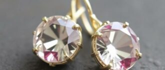 Серьги с топазом: как выбрать, ухаживать и носить камень, который не боится света